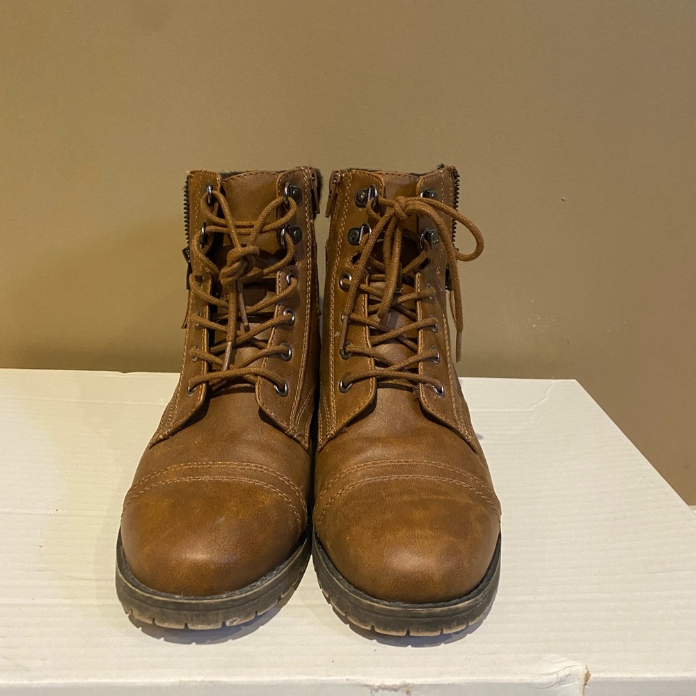Denver Hayes Boots (7.5)